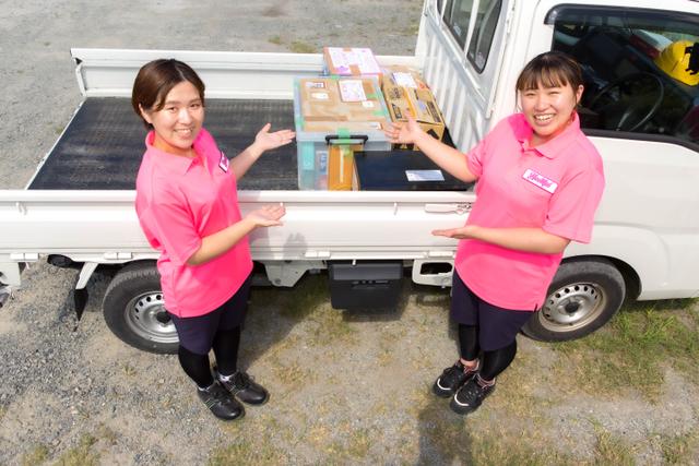 トラックに積んだ不用品とハートフル鳥取のスタッフ写真